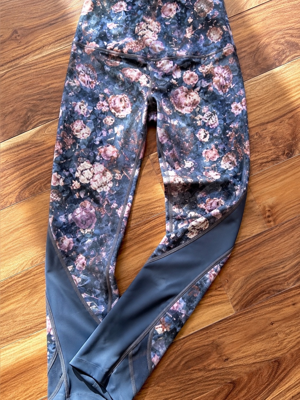 Lululemon Align Crop 21” Size 6 | Dark Romance Floral Nulu Leggings